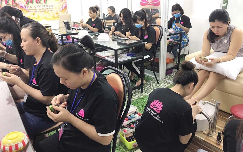 hoc nail thuc hanh cham soc mong cali